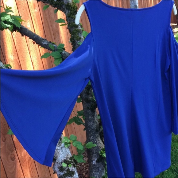 Carmen Marc Valvo Blue Cold Shoulder Top - Picture 2 of 3